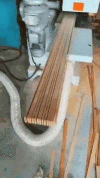 板材方木多片锯加工门套线的规格有哪些?门套线厚度一般在12mm以上为宜,如果不到12mm,踢脚线跟不住,会露出一个口来,所以厚度不足12mm的门套线,需要加层。