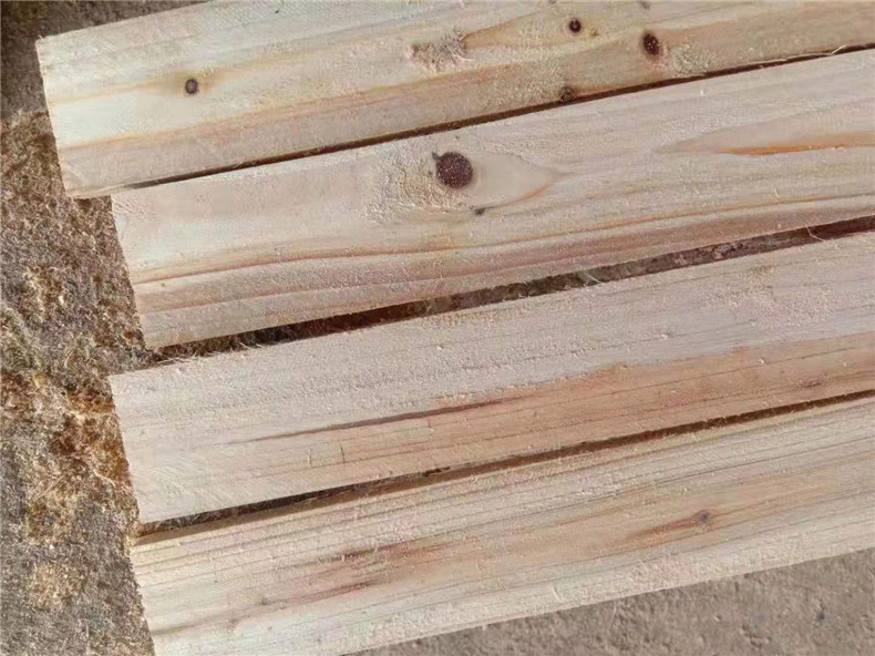 多片锯开锯的木板条